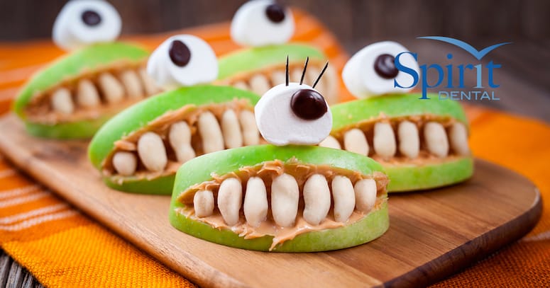 Halloween kids treats. Apple slices with marshmellow teeth and eye for a spooky treat.